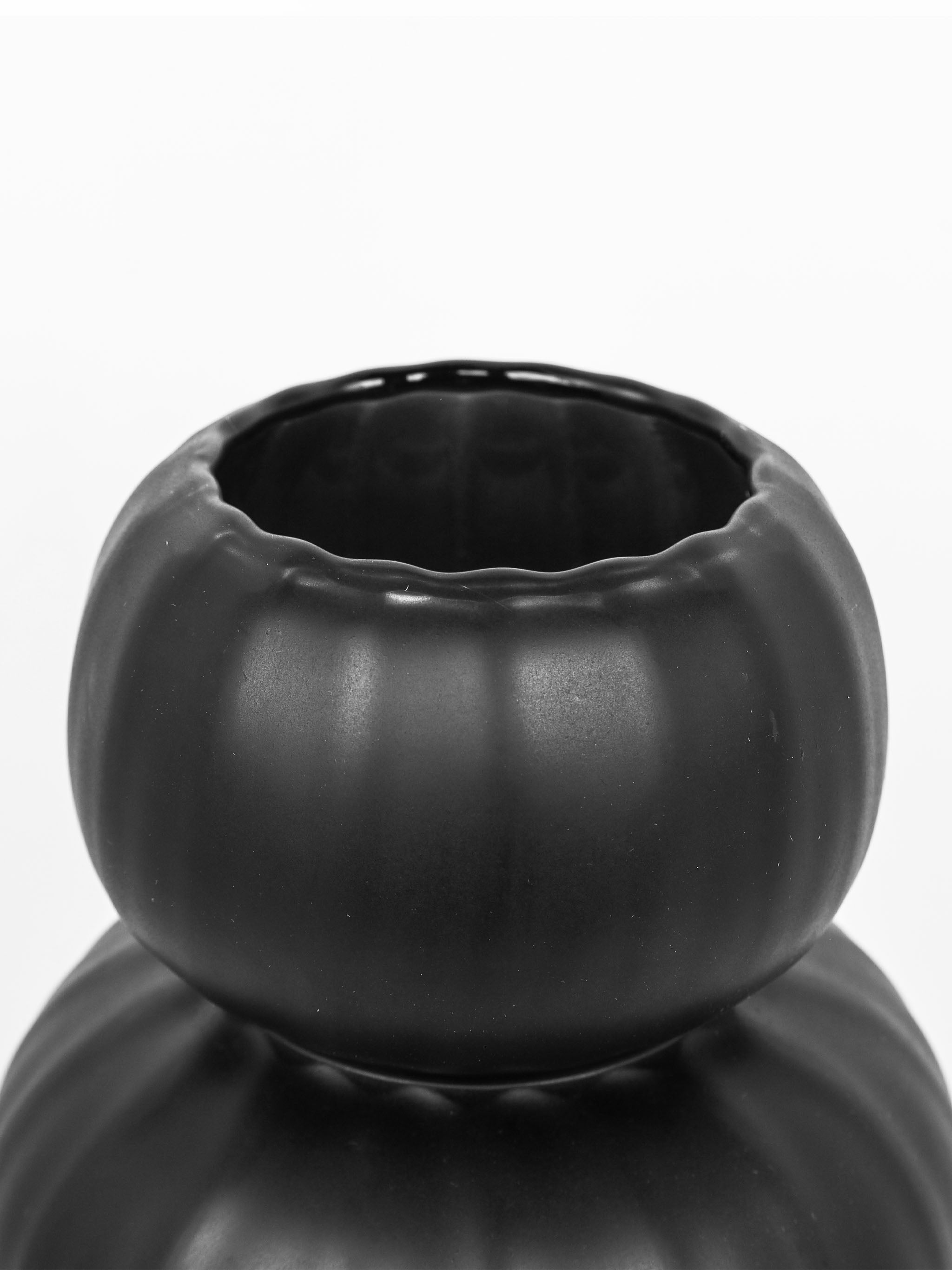 Cairn Vase Ribbed Black