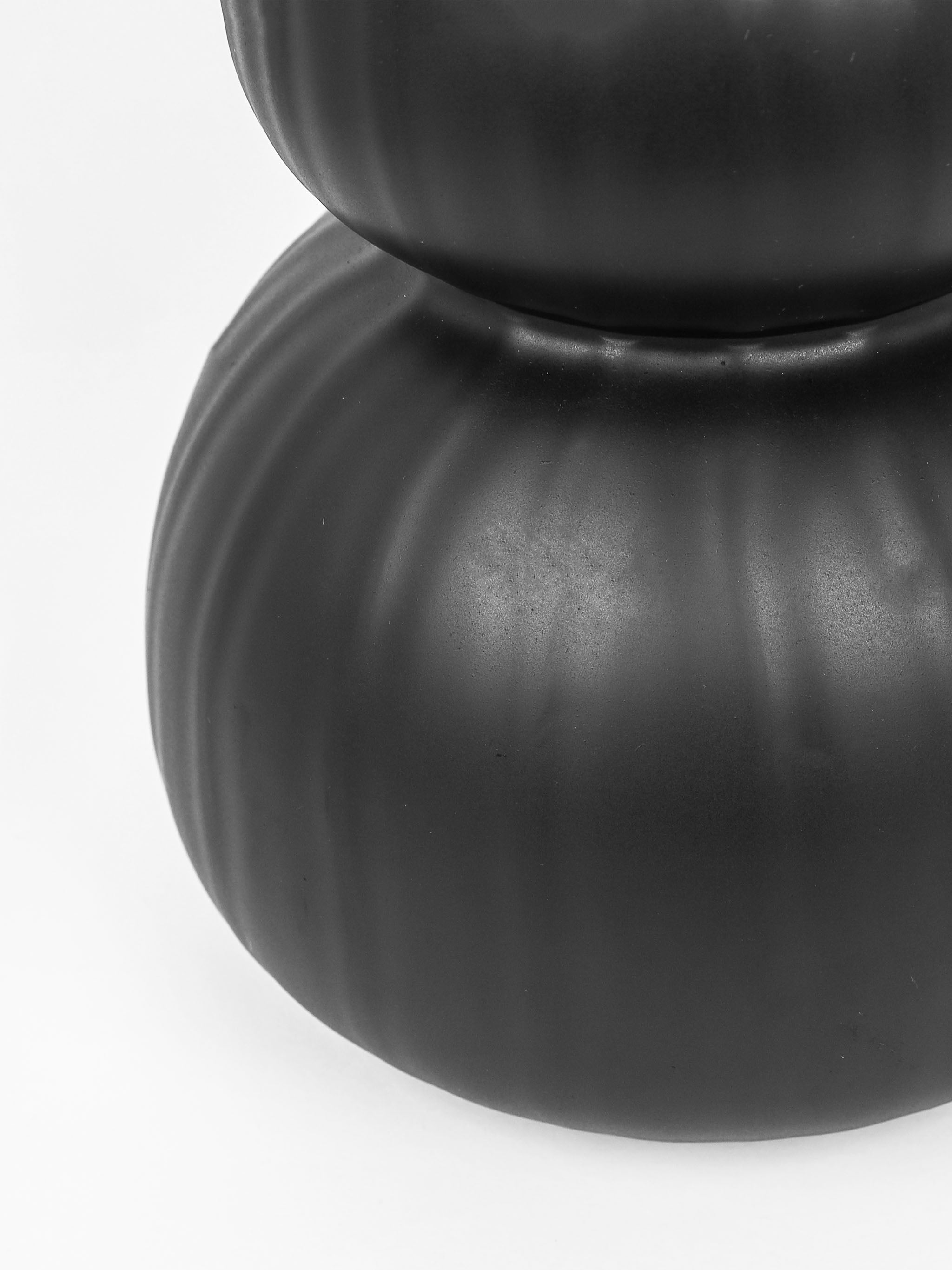 Cairn Vase Ribbed Black